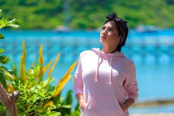 Hot Mama, Penampilan Angel Karamoy Membuat Pria Terpesona Hot Mama, Penampilan Angel Karamoy Membuat Pria Terpesona