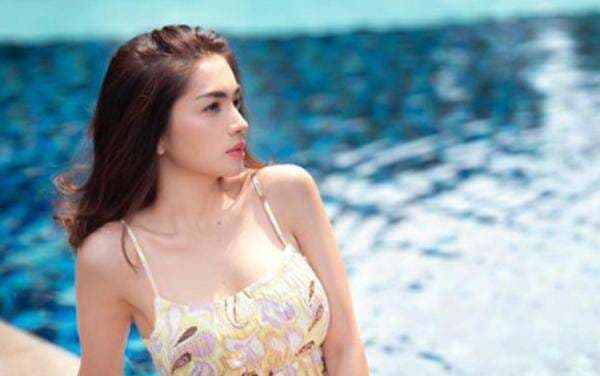 Pose Seksi Angel Karamoi Mampu Menyihir Para Lelaki Pose Seksi Angel Karamoi Mampu Menyihir Para Lelaki