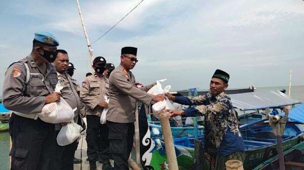 Dampak Kenaikan Harga BBM, Kepolisian Resort Demak Polsek Sayung Salurkan Baksos Sembako