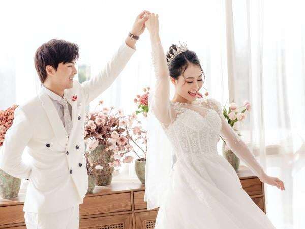 Tips Agar Momen Dansa Pertama dengan Pasangan di Pernikahan Makin Bermakna Tips Agar Momen Dansa Pertama dengan Pasangan di Pernikahan Makin Bermakna