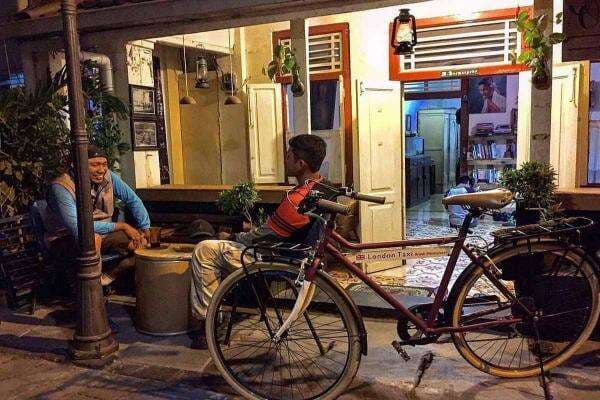 Omah Tua Coffee Library, Tempat Asyik Nongkrong Murah di Surabaya