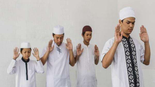 Niat Sholat Sebelum Subuh atau Qobliyah Subuh Lengkap Bacaan Arab, Latin, dan Artinya