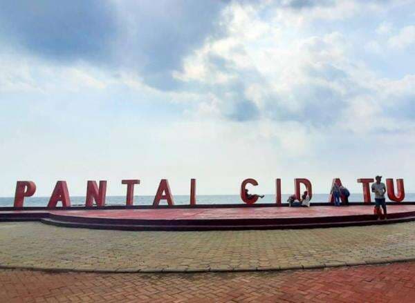 Keindahan Pantai Cidatu Carita Pandeglang, Spot Foto dan Bermain Layangan
