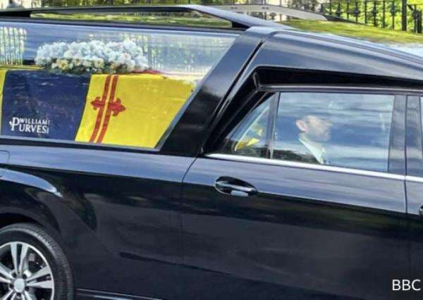 Mobil Jenazah Ratu Elizabeth II Tinggalkan Istana Balmoral Menuju Edinburgh