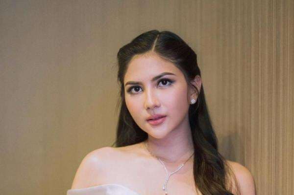 Jessica Mila Seksi dengan Strapless Dress Silver, Aura Calon Pengantin Terpancar!