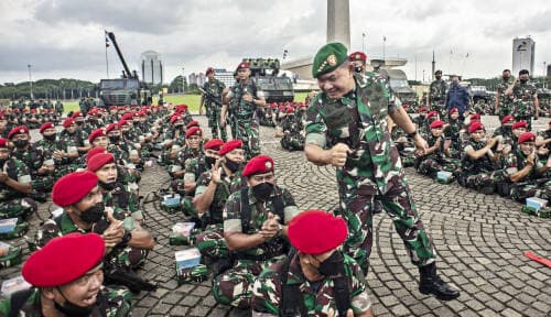 Sebut Gerombolan, Efendi Simbolon Dikeroyok Satuan TNI?
