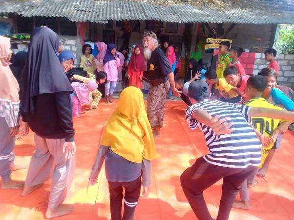 Mbah Tri Broto Ajarkan Anak Sinau Nari