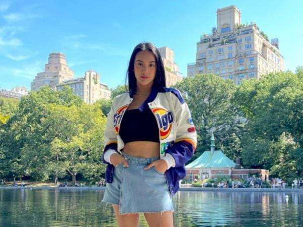 Pesona Anya Geraldine Pamer Perut Rata di New York, Dagu Lancip Dikepoin Netizen