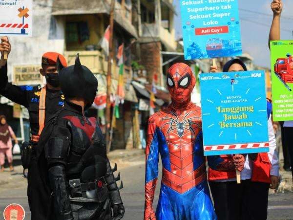 Berseragam Superhero, PT KAI Divre IV Tanjung Karang Sosialisasi Keselamatan
