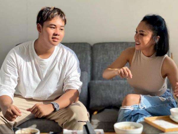 Yuni Shara Senyum-senyum Dansa Meluk Anak, Gemes Banget Pas Digendong