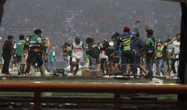 Suporter Mengamuk Dalam Laga Persebaya vs RANS Nusantara