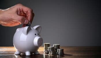 Perbedaan Menabung di Celengan dan Bank, Aman yang Mana?