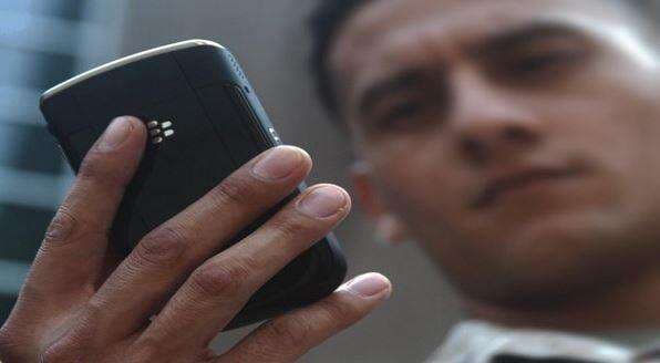 Apakah Keseringan Bermain HP Bisa Membuat Mata Juling? Simak Penjelasan Ini