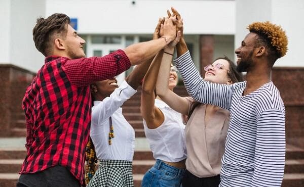 7 Bentuk Interaksi Sosial yang Ada di Masyarakat, Lengkap Contohnya