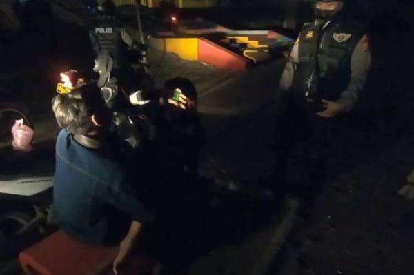 Asyik Pangku-pangkuan di Pinggir Laut Cilincing, Sejoli Ini Kaget Didatangi Polisi