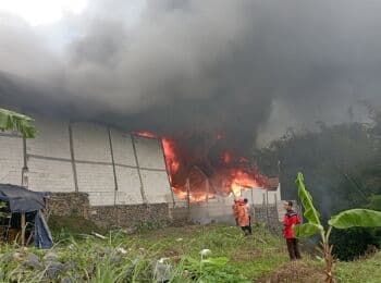 Pabrik Kertas Terbakar Hebat, Ternyata Tak Memiliki Hydrant