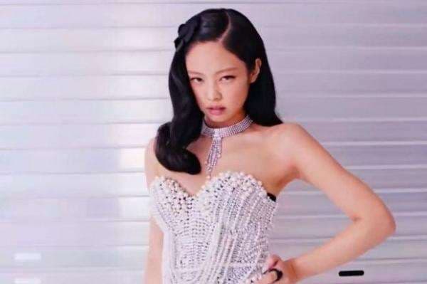 Jennie BLACKPINK Pakai Korset Mutiara Rancangan Desainer Indonesia di Video Klip Shut Down