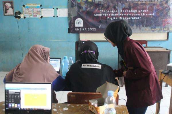 Tim KKN 49 Unsika Kenalkan Canva ke Tenaga Pendidik di Desa Kiara
