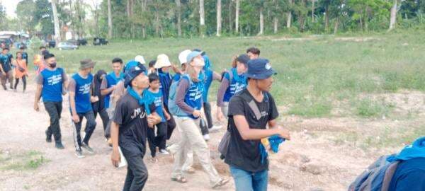 Bule asal Jerman dan Denmark Jelajahi Hutan dan Keindahan Empat Air Terjun Legendaris di Lombok Bule asal Jerman dan Denmark Jelajahi Hutan dan Keindahan Empat Air Terjun Legendaris di Lombok