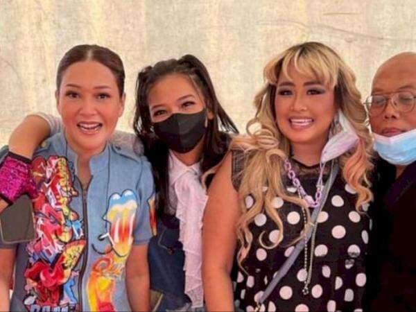 Reuni Ratu di Bandung, Pinkan Mambo Mewek Nyanyi Lagi Bareng Maia: 15 Tahun Enggak Ketemu Reuni Ratu di Bandung, Pinkan Mambo Mewek Nyanyi Lagi Bareng Maia: 15 Tahun Enggak Ketemu