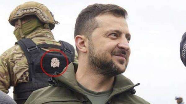 Foto Tentara Ukraina Pakai Simbol Pasukan Nazi Sedang Kawal Presiden Zelensky Bikin Heboh
