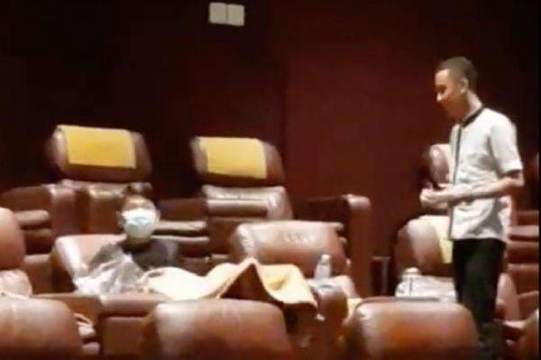 Viral! Ketiduran saat Nonton Film di Bioskop Premier, Netizen: Terlalu Nyaman