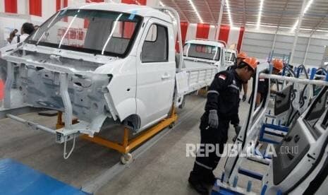 Daripada Nyinyirin SBY, Hasto Tagih Saja Janji Esemka Jokowi dan Indosat Megawati