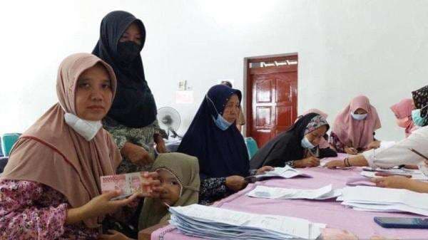 Kantor Pos Kudus Antar BLT BBM ke Keluarga Penerima Manfaat yang Sakit