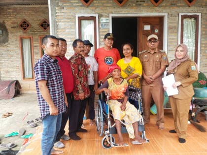 Lima Tahun tidak bisa Berjalan Nenek Jompo dapat Bantuan Kursi Roda