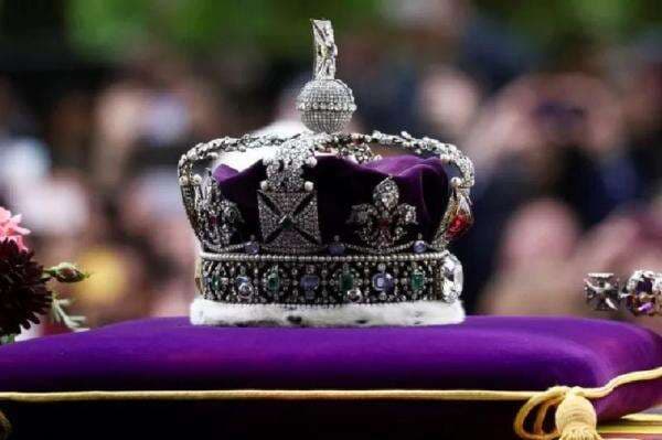 Kisah Menarik Mahkota Ratu Elizabeth II yang Diletakkan di Atas Peti Mati, Bertabur Ribuan Permata