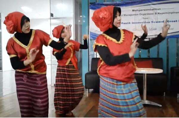 Tari Lenggo, Tarian Khas Peninggalan Kerajaan Bima Tari Lenggo, Tarian Khas Peninggalan Kerajaan Bima