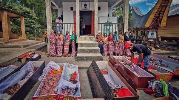 5 Tradisi di Toraja, Ada Ritual Bersihkan Mayat