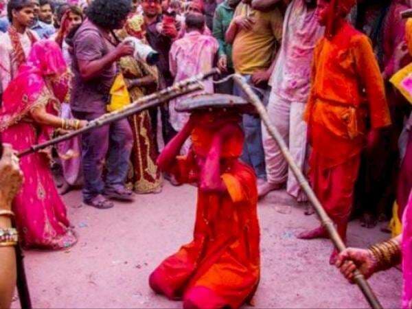 Dhinga Gavar, Festival Aneh Pria India yang Rela Dipukuli pakai Tongkat Supaya Dapat Jodoh Dhinga Gavar, Festival Aneh Pria India yang Rela Dipukuli pakai Tongkat Supaya Dapat Jodoh