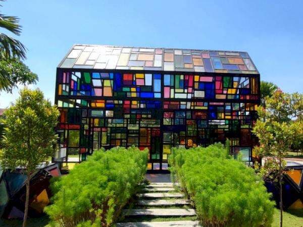 Dulunya Jadi Sarang Ular, Rawa Tak Terurus Ini Sekarang Jadi Taman Berkilau Penuh Kaca Dulunya Jadi Sarang Ular, Rawa Tak Terurus Ini Sekarang Jadi Taman Berkilau Penuh Kaca