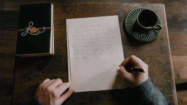 5 Contoh Personal Letter Bahasa Inggris untuk Keluarga dan Sahabat, Lengkap dengan Strukturnya