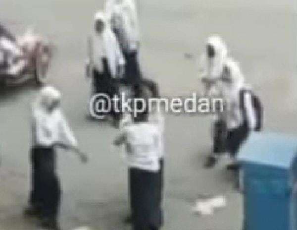 Viral! Video 2 Siswi SMP di Medan Jambak-jambakan