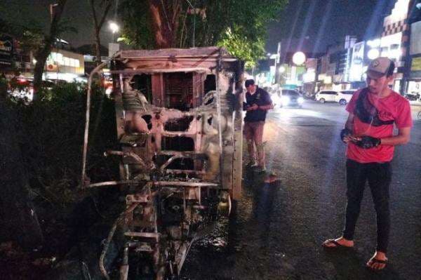 Diduga Korsleting Listrik, Gerobak Motor Ekspedisi Terbakar di Kelapa Gading