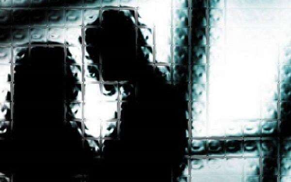 Viral, Sepasang Remaja Berpakaian Pramuka Mesum di Depan Minimarket