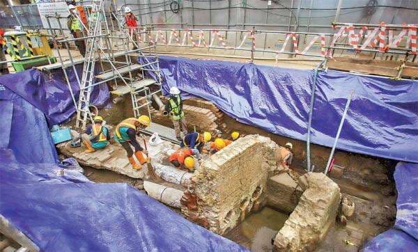 Saluran Air Abad Ke-17 dan Struktur Jembatan Glodok Kuno di Jalur MRT