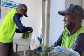 Viral! Kakek Tua Ini Tawarkan Sayur ke Minimarket untuk Ditukar Mie karena Lapar