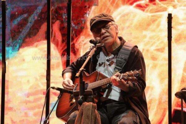 Lirik Lagu Antara Aku, Kau dan Bekas Pacarmu - Iwan Fals dan Chord Gitar