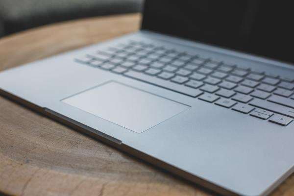 5 Cara Mengatasi Laptop Blank Hitam Tapi Hidup