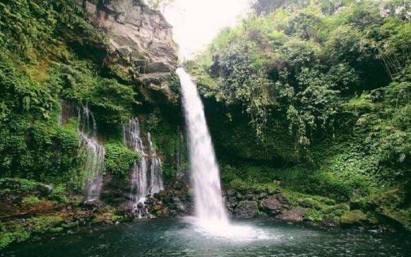 Nikmati Kesegaran dan Keindahan Curug Tilu Leuwi Opat, Wisata Air Terjun di Bandung Barat