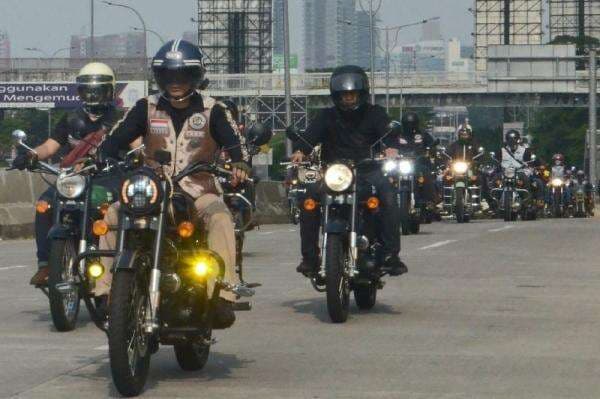 Bentuk Aksi Sosial 'One Ride' oleh Bikers Royal Enfield (Royal Riders Indonesia) Bentuk Aksi Sosial 'One Ride' oleh Bikers Royal Enfield (Royal Riders Indonesia)