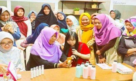 Flo Lemaknyo, Food Vlogger Asli Palembang yang Senang Berbagi Ilmu Soal Eksperimen Makanan