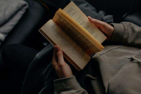 Sinopsis Novel Dear J, Kisah Cinta Yang Berawal dari Suara