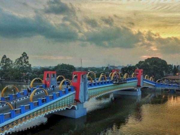 Cantiknya Jembatan Berendeng, Terbuat dari Kaca Kerap Dijadikan Wisata Dadakan Warga Cantiknya Jembatan Berendeng, Terbuat dari Kaca Kerap Dijadikan Wisata Dadakan Warga