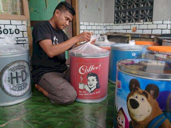 Kreatif! Pak RT Ini Ubah Limbah Farmasi Jadi Kursi Kece, Desainnya Gak Pasaran