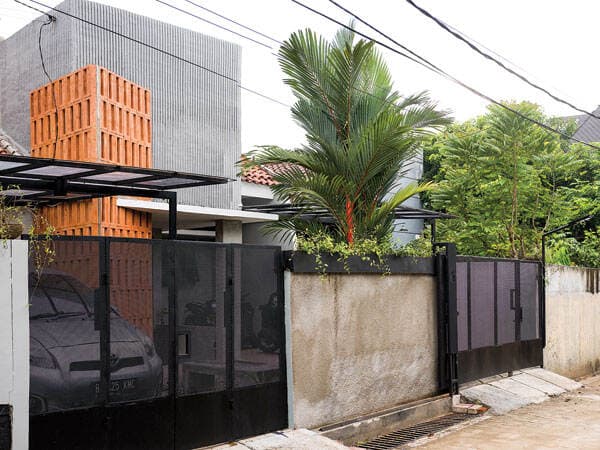 Renovasi Fasad A10 House, Bawa Vibes Kafe Industrial ke Rumah