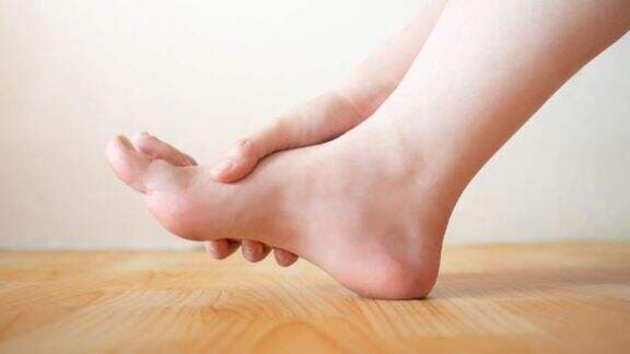 Kaki Terasa Sakit saat Bangun Tidur? Jangan-jangan Ini Penyebabnya...